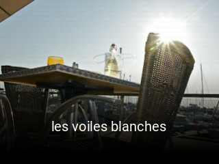 les voiles blanches plan d'ouverture